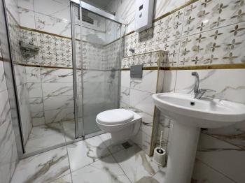 Na prodaju: potpuno namješten stan sa 3 spavaće sobe, 1 dnevnim boravkom i odvojenom kuhinjom, u samom centru Mahmutlara.