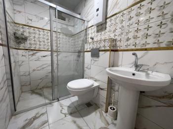 Na prodaju: potpuno namješten stan sa 3 spavaće sobe, 1 dnevnim boravkom i odvojenom kuhinjom, u samom centru Mahmutlara.