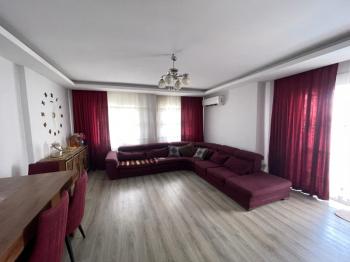 Na prodaju: potpuno namješten stan sa 3 spavaće sobe, 1 dnevnim boravkom i odvojenom kuhinjom, u samom centru Mahmutlara.