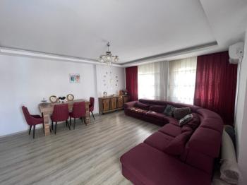 Na prodaju: potpuno namješten stan sa 3 spavaće sobe, 1 dnevnim boravkom i odvojenom kuhinjom, u samom centru Mahmutlara.