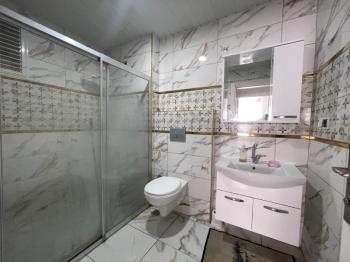 Na prodaju: potpuno namješten stan sa 3 spavaće sobe, 1 dnevnim boravkom i odvojenom kuhinjom, u samom centru Mahmutlara.