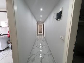 Na prodaju: potpuno namješten stan sa 3 spavaće sobe, 1 dnevnim boravkom i odvojenom kuhinjom, u samom centru Mahmutlara.