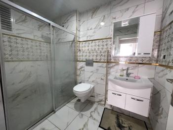 Na prodaju: potpuno namješten stan sa 3 spavaće sobe, 1 dnevnim boravkom i odvojenom kuhinjom, u samom centru Mahmutlara.