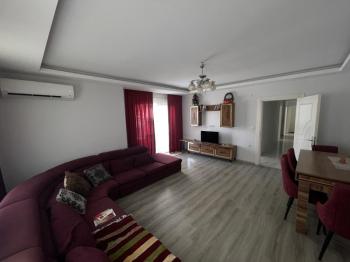 Na prodaju: potpuno namješten stan sa 3 spavaće sobe, 1 dnevnim boravkom i odvojenom kuhinjom, u samom centru Mahmutlara.