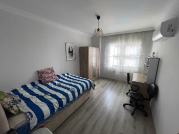 Na prodaju: potpuno namješten stan sa 3 spavaće sobe, 1 dnevnim boravkom i odvojenom kuhinjom, u samom centru Mahmutlara.