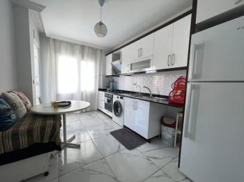 Na prodaju: potpuno namješten stan sa 3 spavaće sobe, 1 dnevnim boravkom i odvojenom kuhinjom, u samom centru Mahmutlara.