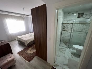 Na prodaju: potpuno namješten stan sa 3 spavaće sobe, 1 dnevnim boravkom i odvojenom kuhinjom, u samom centru Mahmutlara.