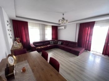 Na prodaju: potpuno namješten stan sa 3 spavaće sobe, 1 dnevnim boravkom i odvojenom kuhinjom, u samom centru Mahmutlara.