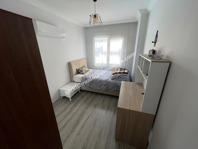 Na prodaju: potpuno namješten stan sa 3 spavaće sobe, 1 dnevnim boravkom i odvojenom kuhinjom, u samom centru Mahmutlara.