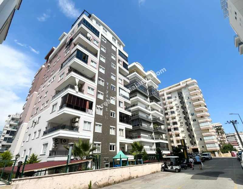 Na prodaju: potpuno namješten stan sa 3 spavaće sobe, 1 dnevnim boravkom i odvojenom kuhinjom, u samom centru Mahmutlara.