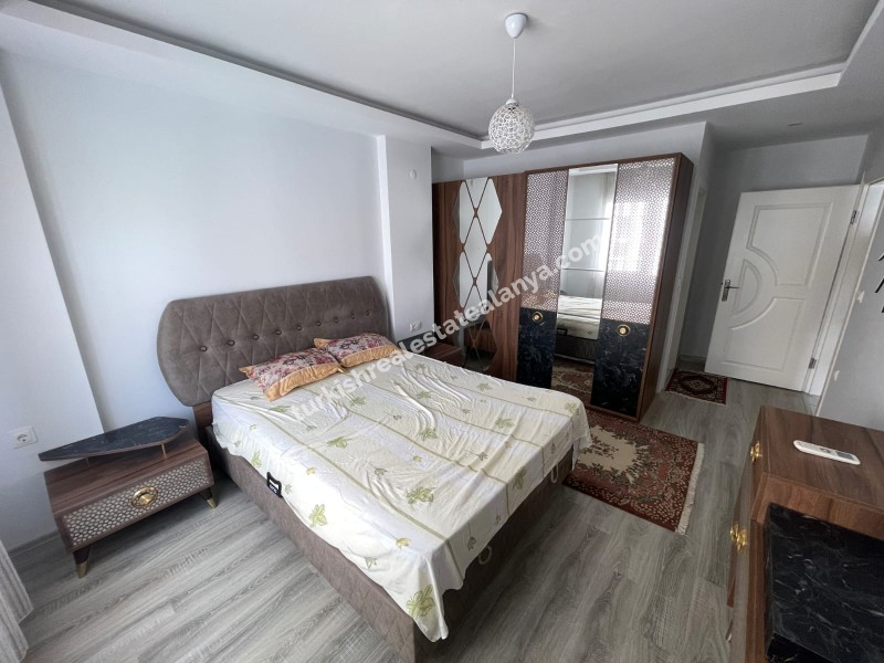 Na prodaju: potpuno namješten stan sa 3 spavaće sobe, 1 dnevnim boravkom i odvojenom kuhinjom, u samom centru Mahmutlara.