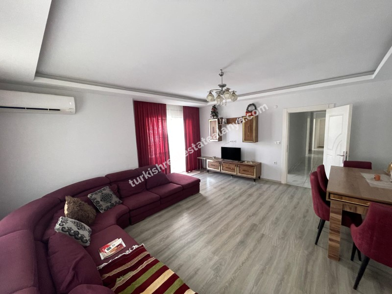 Na prodaju: potpuno namješten stan sa 3 spavaće sobe, 1 dnevnim boravkom i odvojenom kuhinjom, u samom centru Mahmutlara.
