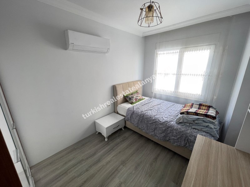 Na prodaju: potpuno namješten stan sa 3 spavaće sobe, 1 dnevnim boravkom i odvojenom kuhinjom, u samom centru Mahmutlara.