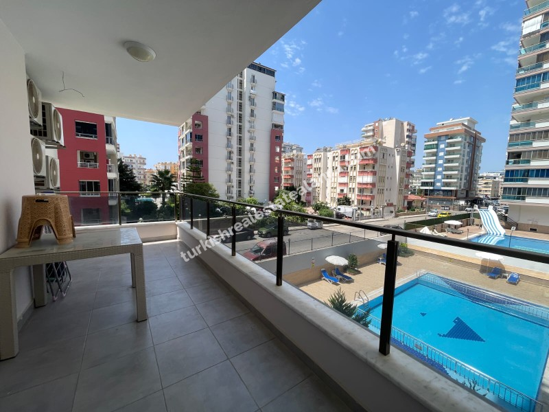 Na prodaju: potpuno namješten stan sa 3 spavaće sobe, 1 dnevnim boravkom i odvojenom kuhinjom, u samom centru Mahmutlara.