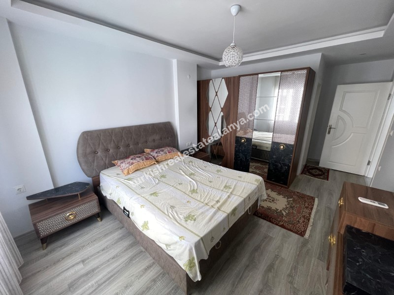 Na prodaju: potpuno namješten stan sa 3 spavaće sobe, 1 dnevnim boravkom i odvojenom kuhinjom, u samom centru Mahmutlara.