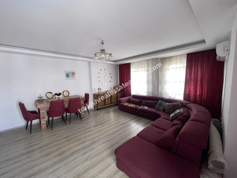 Na prodaju: potpuno namješten stan sa 3 spavaće sobe, 1 dnevnim boravkom i odvojenom kuhinjom, u samom centru Mahmutlara.