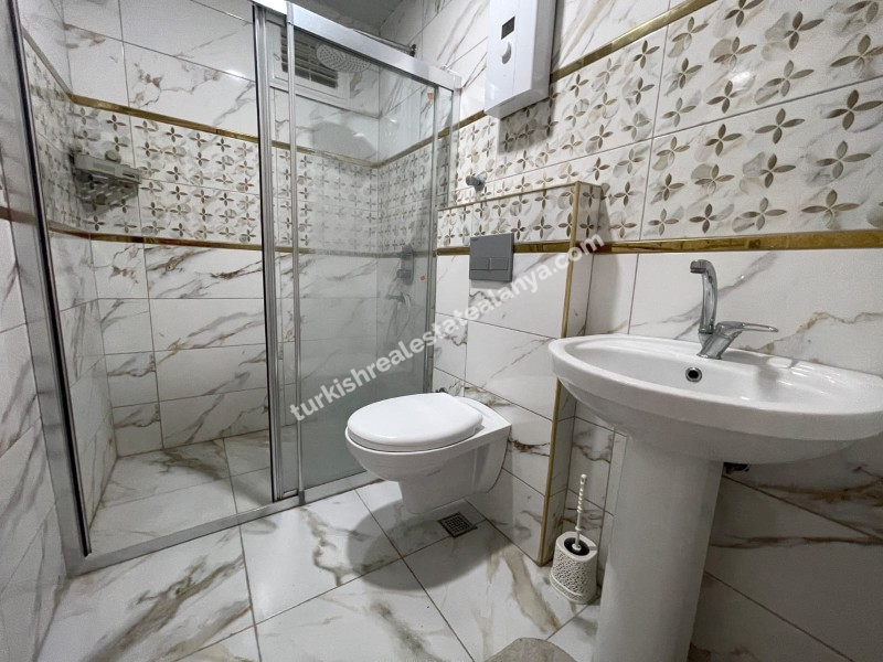 Na prodaju: potpuno namješten stan sa 3 spavaće sobe, 1 dnevnim boravkom i odvojenom kuhinjom, u samom centru Mahmutlara.