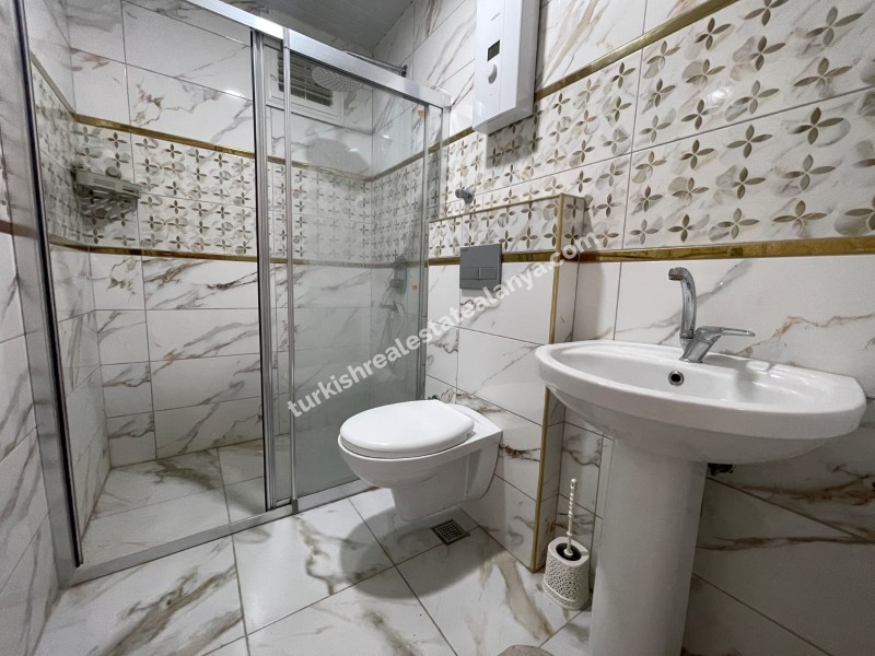 Na prodaju: potpuno namješten stan sa 3 spavaće sobe, 1 dnevnim boravkom i odvojenom kuhinjom, u samom centru Mahmutlara.