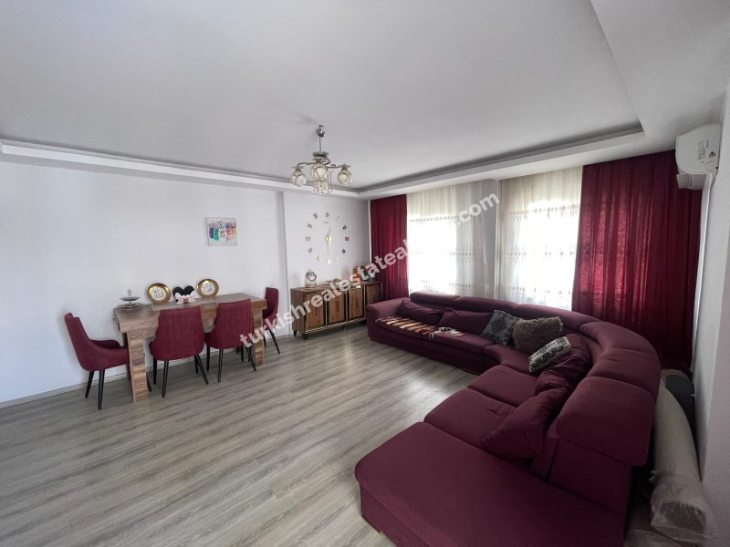 Na prodaju: potpuno namješten stan sa 3 spavaće sobe, 1 dnevnim boravkom i odvojenom kuhinjom, u samom centru Mahmutlara.