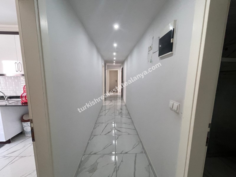 Na prodaju: potpuno namješten stan sa 3 spavaće sobe, 1 dnevnim boravkom i odvojenom kuhinjom, u samom centru Mahmutlara.