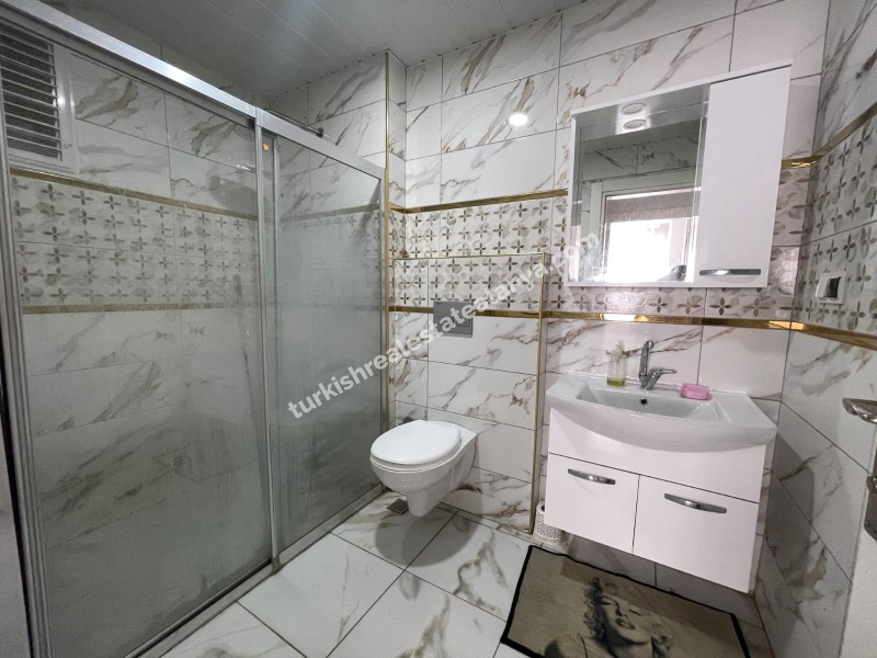 Na prodaju: potpuno namješten stan sa 3 spavaće sobe, 1 dnevnim boravkom i odvojenom kuhinjom, u samom centru Mahmutlara.