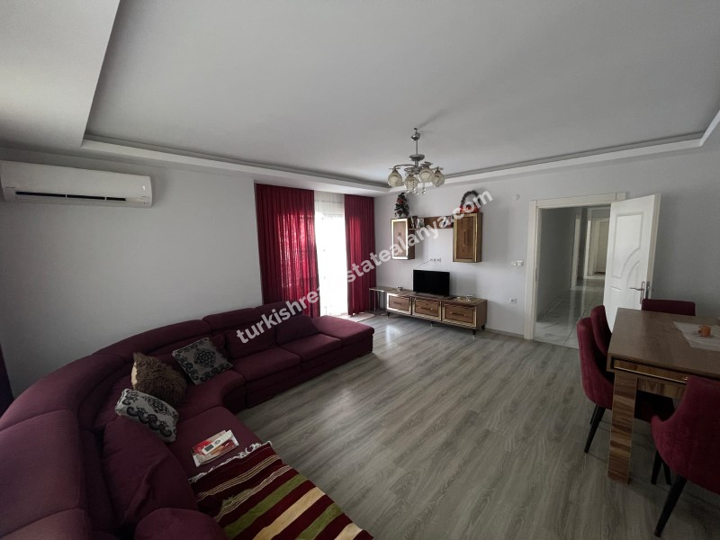 Na prodaju: potpuno namješten stan sa 3 spavaće sobe, 1 dnevnim boravkom i odvojenom kuhinjom, u samom centru Mahmutlara.