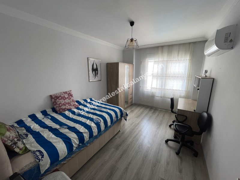 Na prodaju: potpuno namješten stan sa 3 spavaće sobe, 1 dnevnim boravkom i odvojenom kuhinjom, u samom centru Mahmutlara.