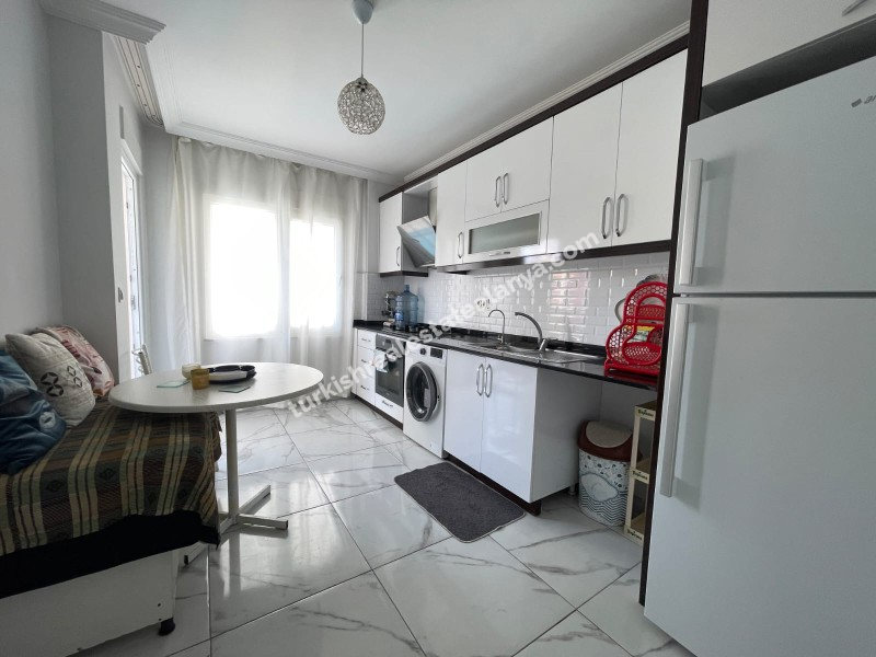 Na prodaju: potpuno namješten stan sa 3 spavaće sobe, 1 dnevnim boravkom i odvojenom kuhinjom, u samom centru Mahmutlara.