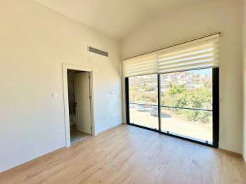 Kıbrıs Girne Alsancak’ta, deniz ve vadi manzaralı 3+1 Villalar