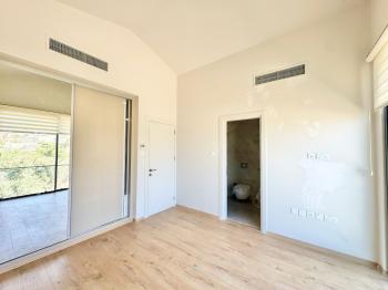 Kıbrıs Girne Alsancak’ta, deniz ve vadi manzaralı 3+1 Villalar