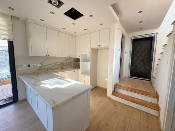 Kıbrıs Girne Alsancak’ta, deniz ve vadi manzaralı 3+1 Villalar