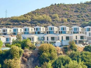 Kıbrıs Girne Alsancak’ta, deniz ve vadi manzaralı 3+1 Villalar
