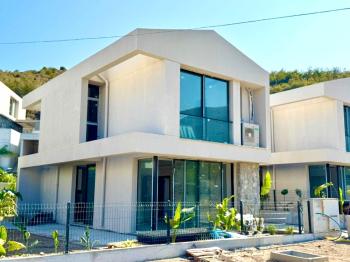 Kıbrıs Girne Alsancak’ta, deniz ve vadi manzaralı 3+1 Villalar