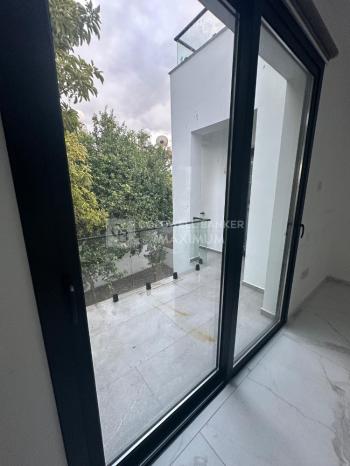 KKTC Girne Merkez Satılık 2 Katlı ve Çatı Teraslı İş Yeri Ofis