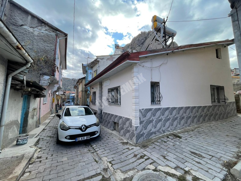 AFYON ÜÇOK EMLAKTAN BURMALI MAH SATILIK 2+1 MÜSTAKİL EV