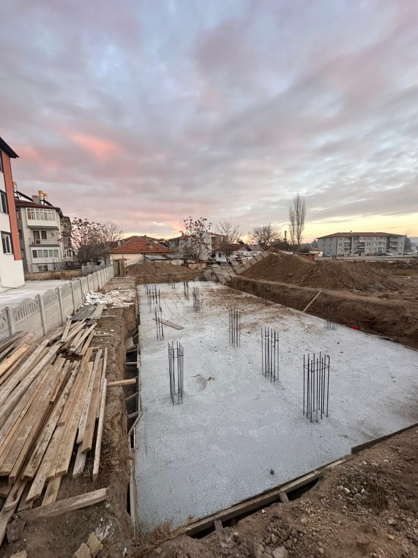 AFYON ÜÇOK EMLAKTAN MAREŞAL DE SATILIK SIFIR TOPRAKTAN 2+1 FIRSAT DAİRELER