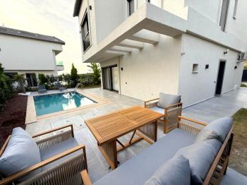 Didim Efeler Mahallesinde Satılık 5+1 Full Eşyalı Villa