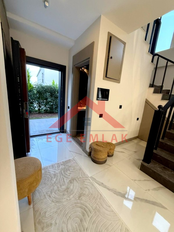 Didim Efeler Mahallesinde Satılık 5+1 Full Eşyalı Villa