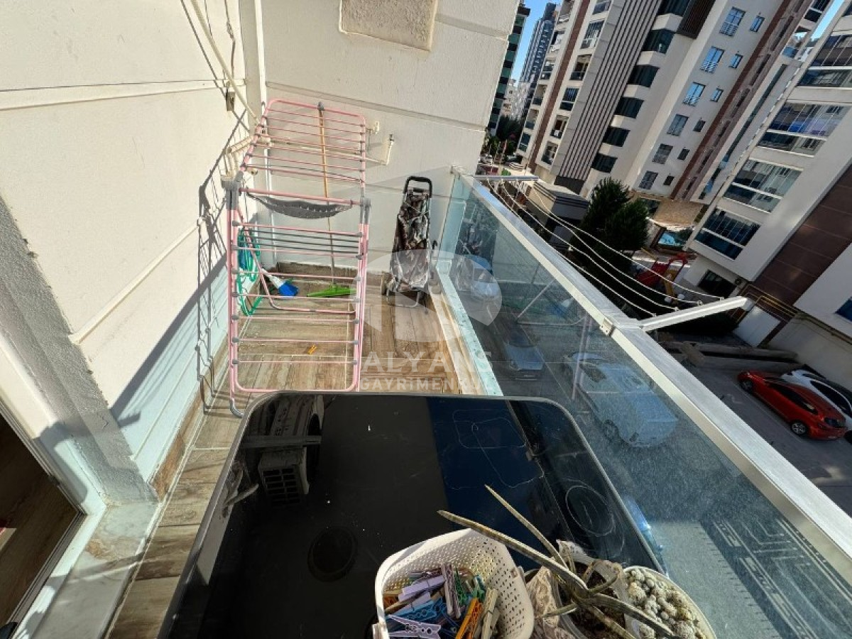 ALYANS'TAN MERKEZİ KONUMDA KORİDORLU BALKONLU GENİŞ 1+1