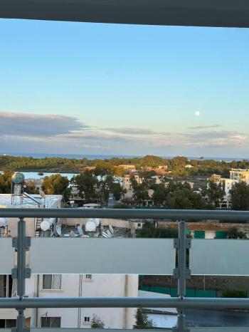 Mağusa'da Gülseren anayolu üzerinde ful eşyalı SATILIK daire