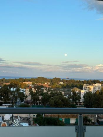 Mağusa'da Gülseren anayolu üzerinde ful eşyalı SATILIK daire