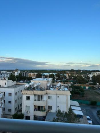 Mağusa'da Gülseren anayolu üzerinde ful eşyalı SATILIK daire