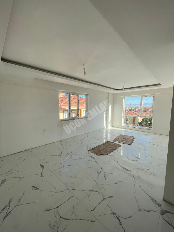 AFYON ÜÇOK EMLAKTAN HARBİŞ GAZİ MAH SATILIK SIFIR 3+1-- 2+1 DAİRELER