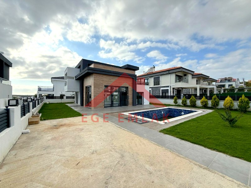 500 M² Üzerinde Satılık 4+1 Tam Müstakil Villa