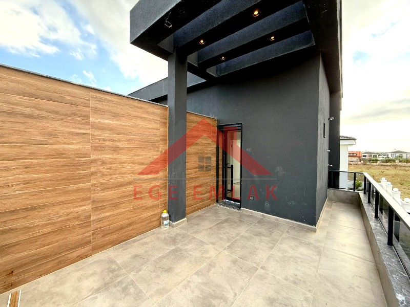 500 M² Üzerinde Satılık 4+1 Tam Müstakil Villa