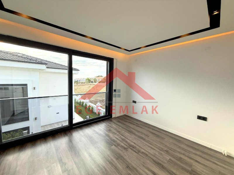 500 M² Üzerinde Satılık 4+1 Tam Müstakil Villa