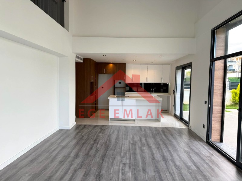 500 M² Üzerinde Satılık 4+1 Tam Müstakil Villa