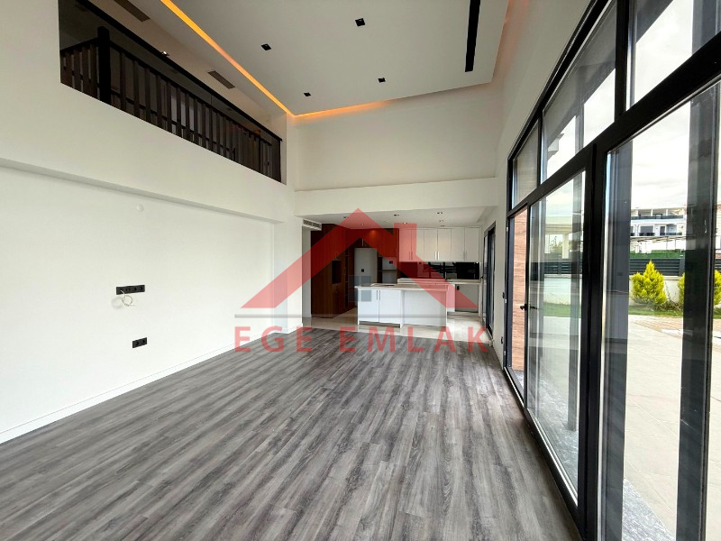 500 M² Üzerinde Satılık 4+1 Tam Müstakil Villa