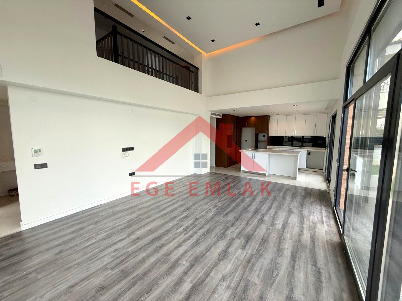 500 M² Üzerinde Satılık 4+1 Tam Müstakil Villa