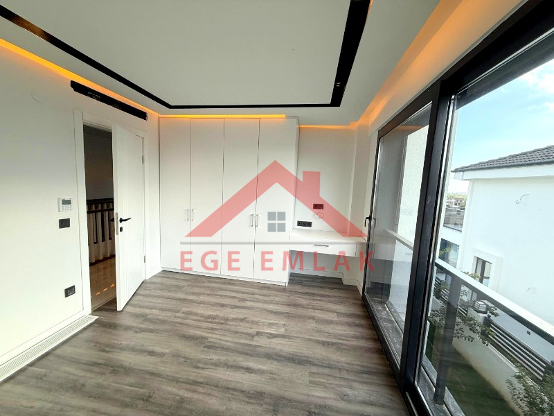 500 M² Üzerinde Satılık 4+1 Tam Müstakil Villa
